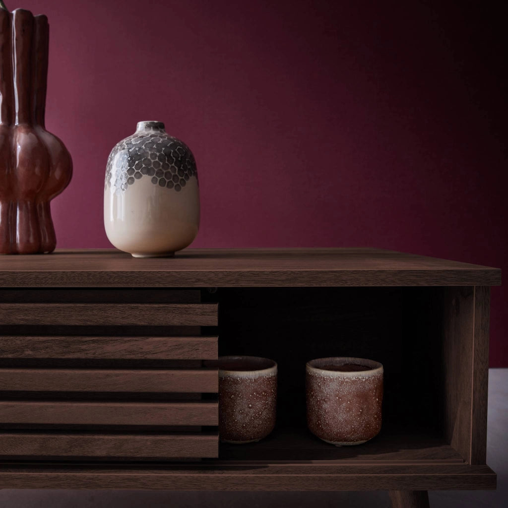 Tavolino scandinavo con ante scorrevoli, decoro in legno scanalato,