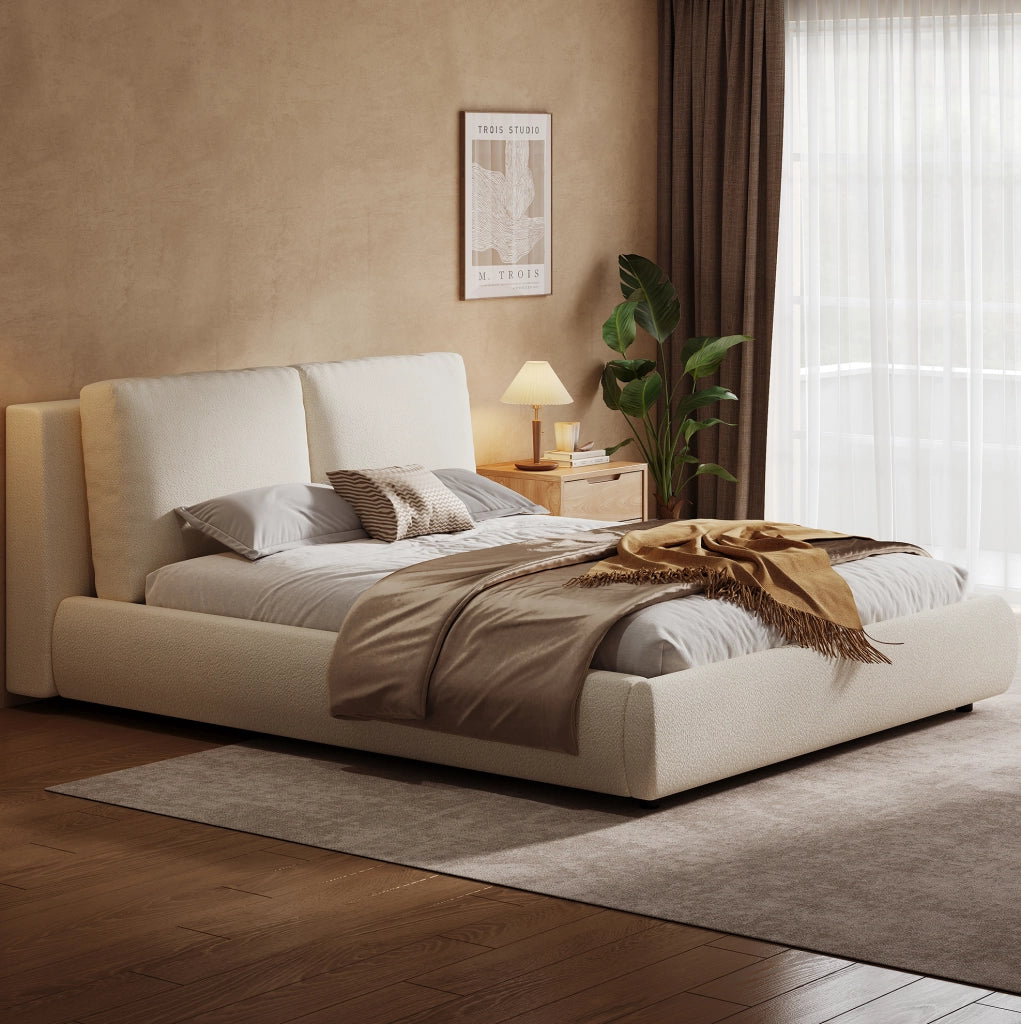 Letto matrimoniale imbottito con testiera ergonomica in bouclé beige e rete a doghe
