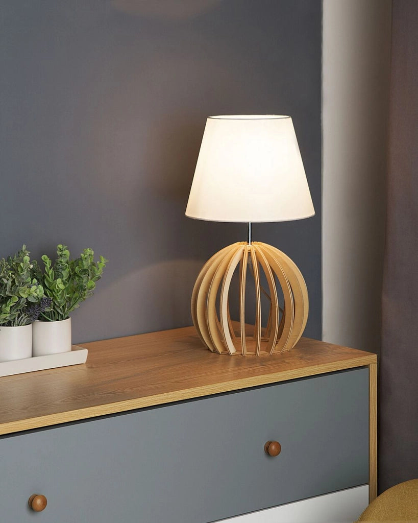 Lampada da Tavolo Rotonda Base in Legno Chiaro Paralume in Tessuto Bianco Moderna