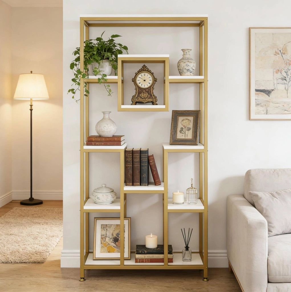 Libreria autoportante geometrica in metallo e legno oro e bianco
