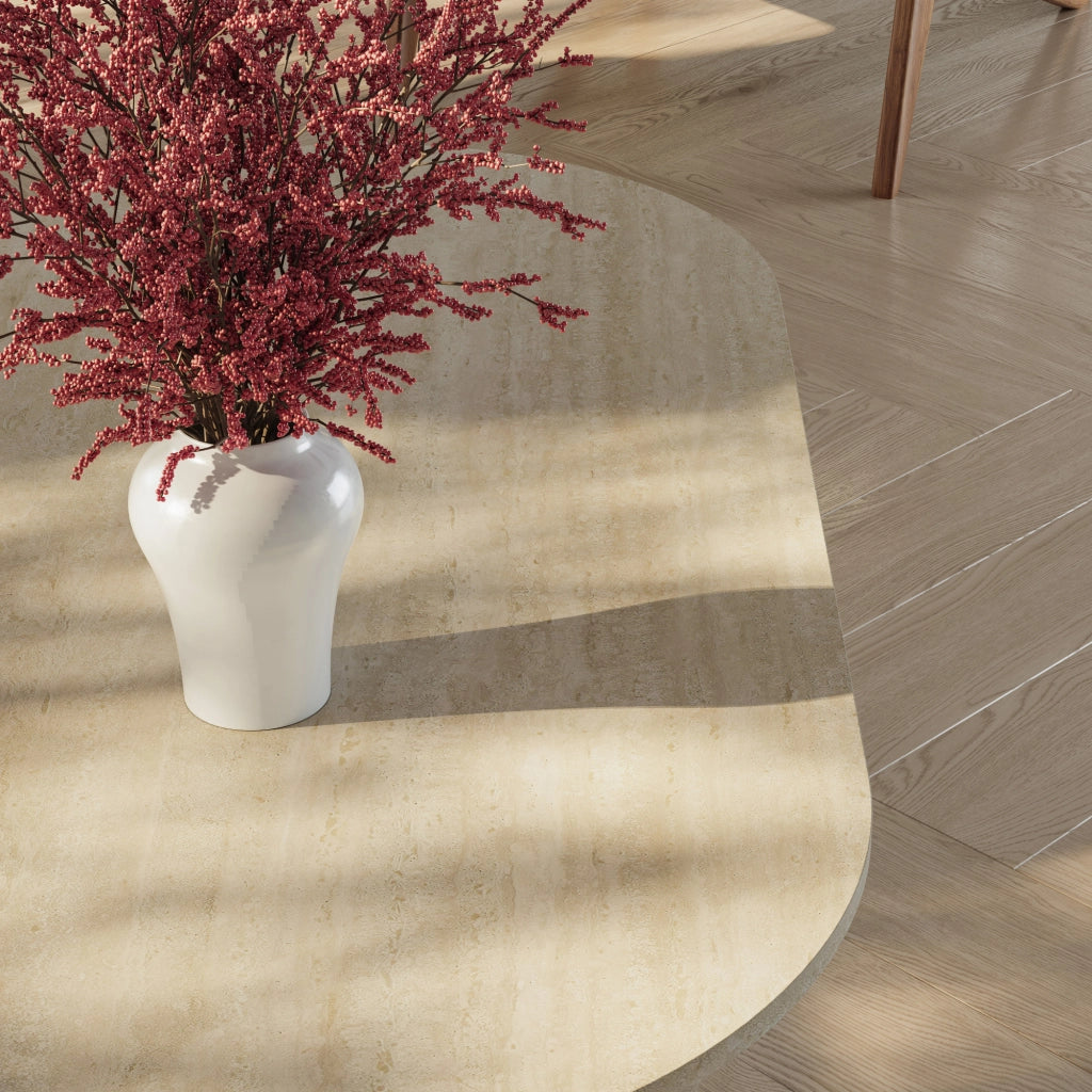 Tavolino da Salotto Kynd con Piano Ovale 119 x 60 x 40 cm - Color Avorio Travertino [en.casa]