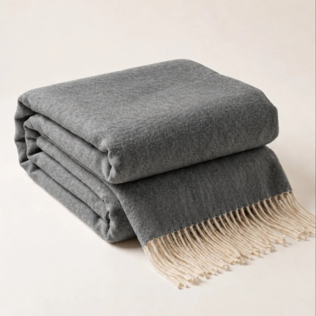 Plaid Living 130x170 cm in Cotone Blend | Coperta Leggera 250 gr/mq per Divano e Letto | Design Elegante e Tessuto Morbido | Grigio Scuro