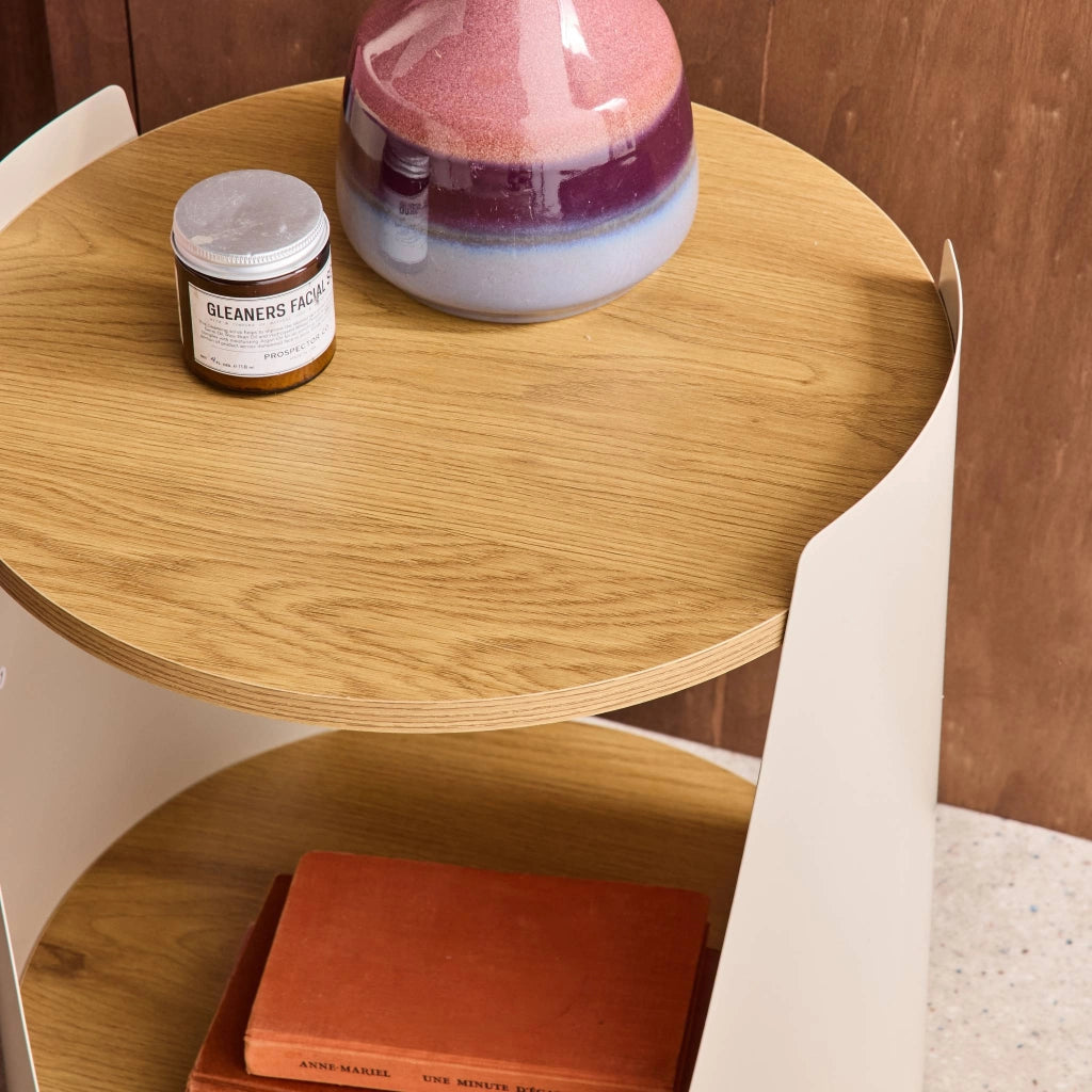 Tavolino in metallo curvato e legno con ruote, beige