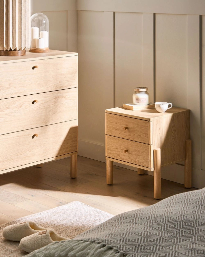 Comodino marrone chiaro in truciolato con gambe in legno massello Comodino moderno in stile scandinavo Contenitore per camera da letto