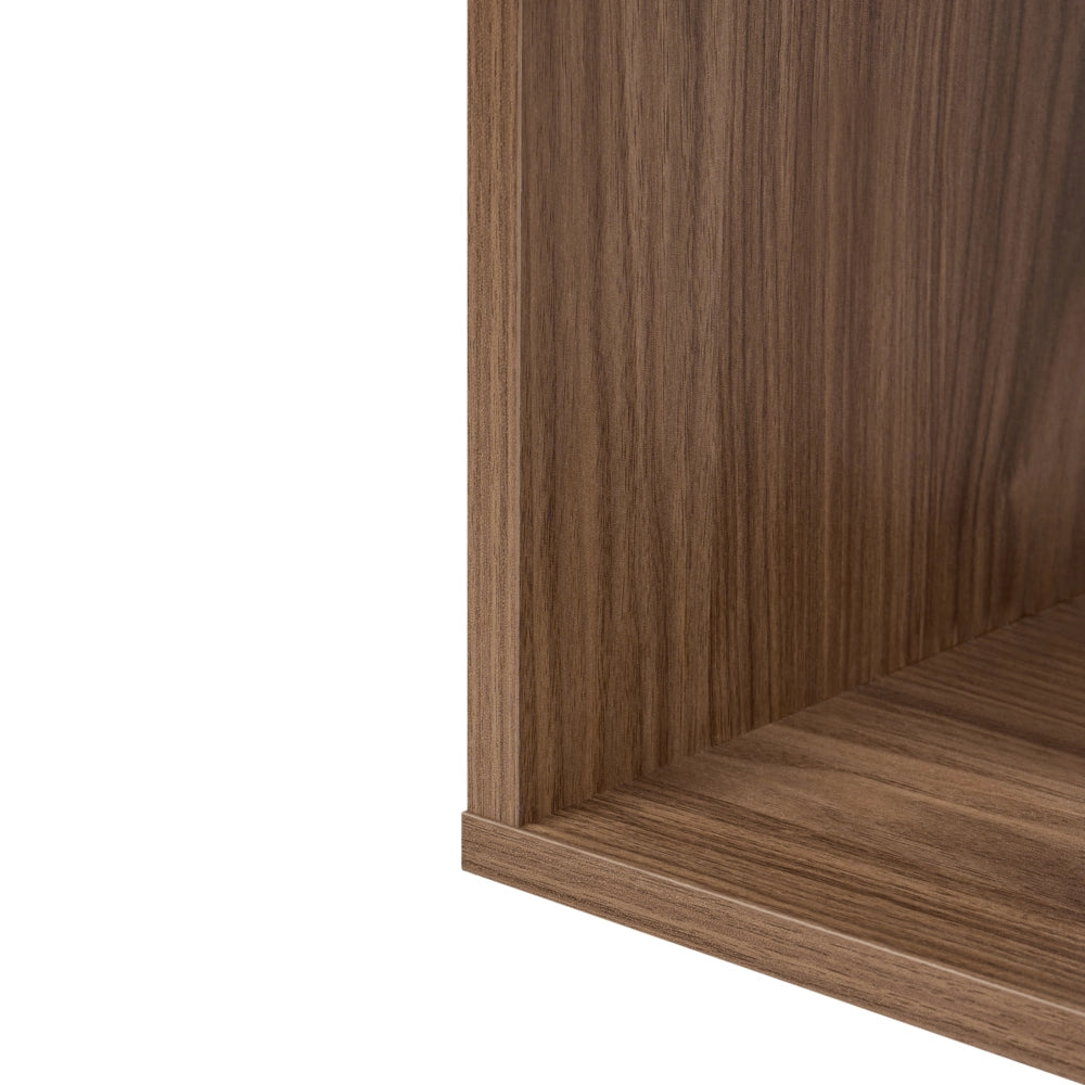Libreria a 6 ripiani con ripiani marroni, struttura in truciolato, retro aperto, design irregolare, stile minimalista