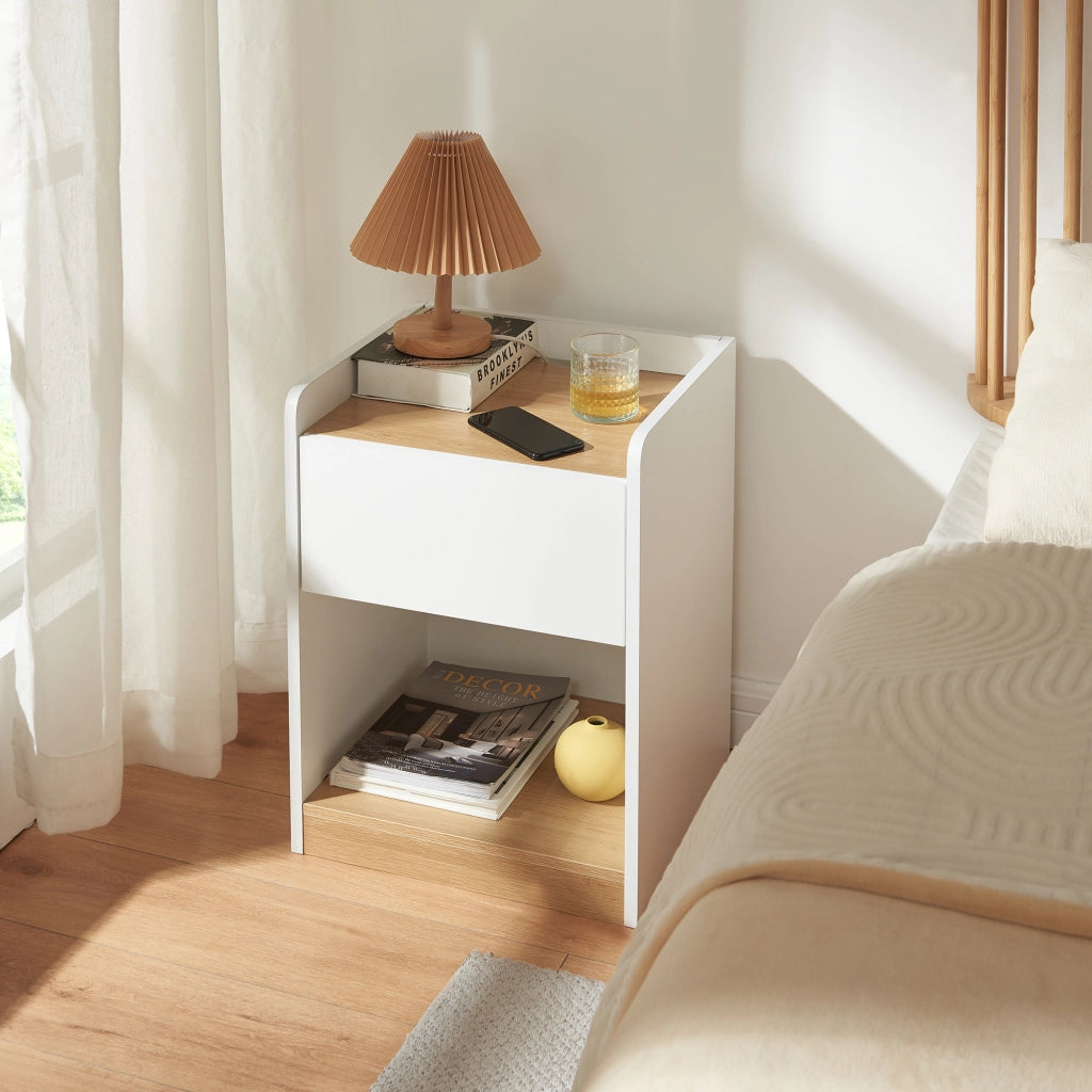 Comodino Kuorshare Mobiletto Laterale con Cassetto e Vano Aperto 55 x 42 x 37 cm - Bianco/Effetto Rovere [en.casa]
