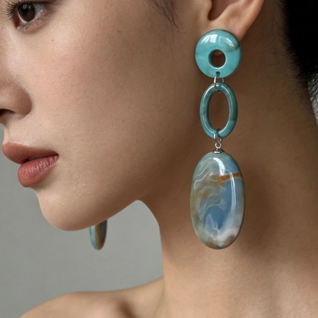 Orecchini pendenti blu testurizzati in stile vacanza al mare, lussuosi e sofisticati, di forma ovale geometrica traforata, per donna.