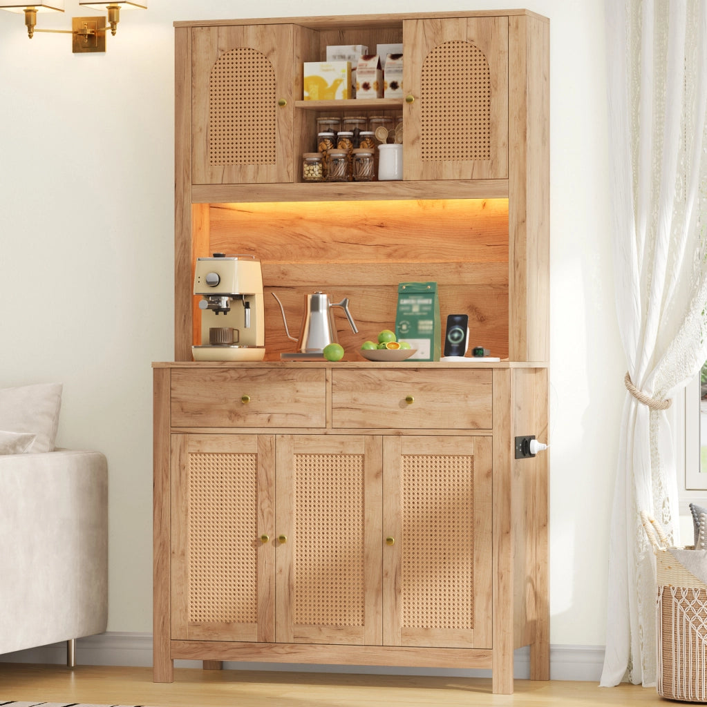 Credenza alta multifunzione con luci LED RGB, prese elettriche, 2 cassetti e ante in rattan, 100x40x180 cm