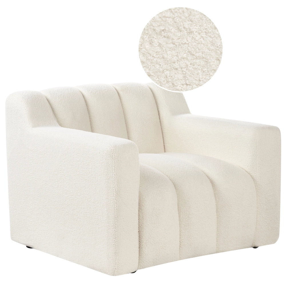 Poltrona con rivestimento in bouclé bianco avorio schienale imbottito e cuscini spessi perfetta per un soggiorno moderno
