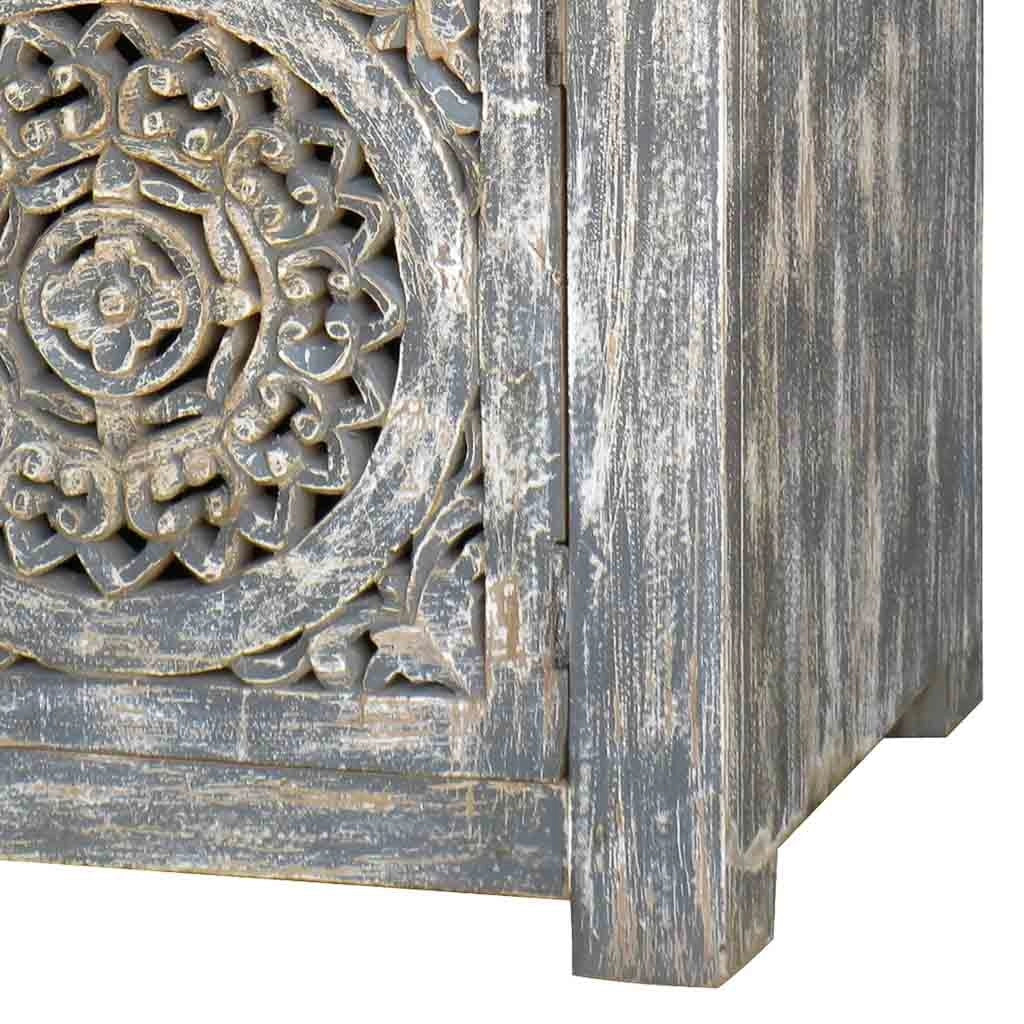Comodino in legno con finitura artigianale, dimensioni 60x40x70 cm.