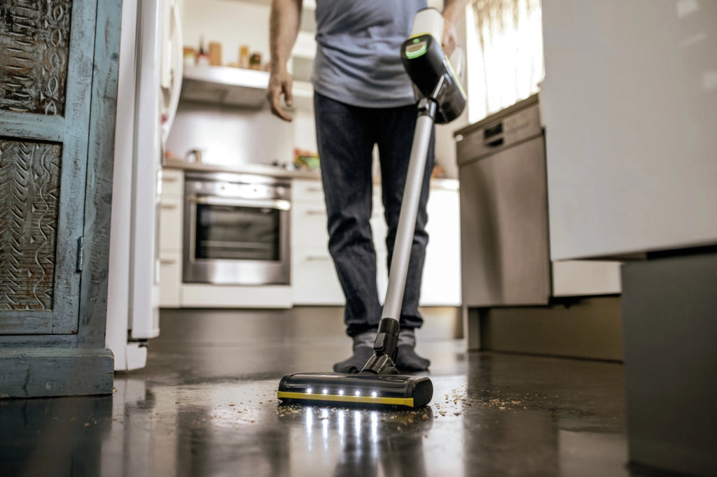 Karcher aspirapolvere senza fili vc 6 cordless ourfamily versione bianca, 2 livelli di aspirazione, 50 minuti di autonomia, peso: 2,8 kg, batteria da 25,2 v, supporto a parete con funzione di ricarica