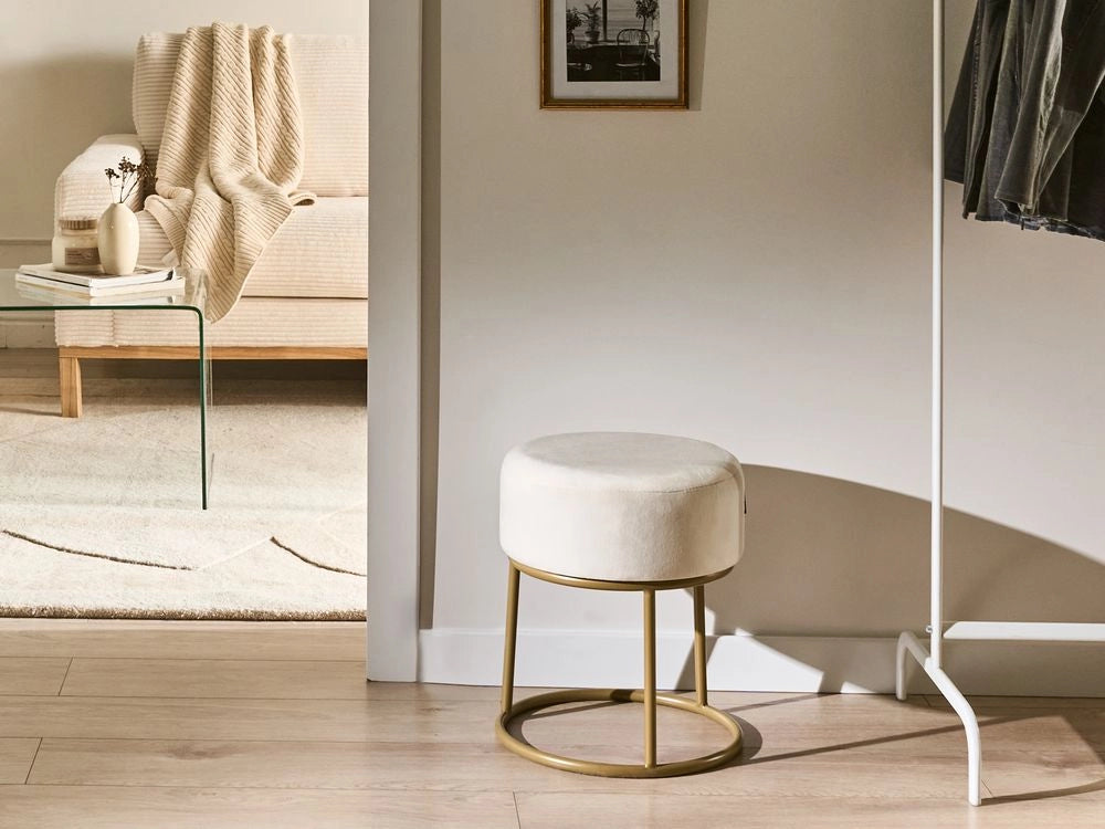 Poggiapiedi in velluto bianco sporco con base in metallo dorato Glam Moderno