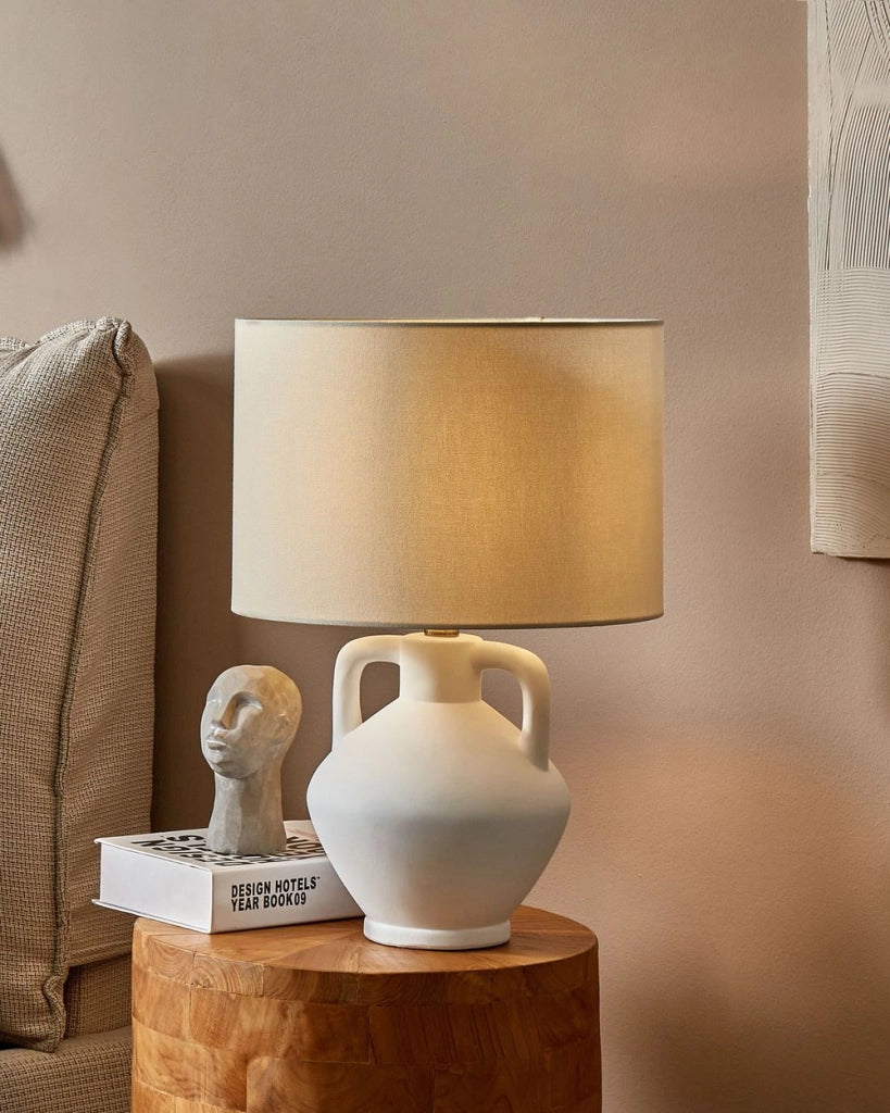 Lampada da tavolo in ceramica bianca con paralume a tamburo in lino base minimalista stile design contemporaneo