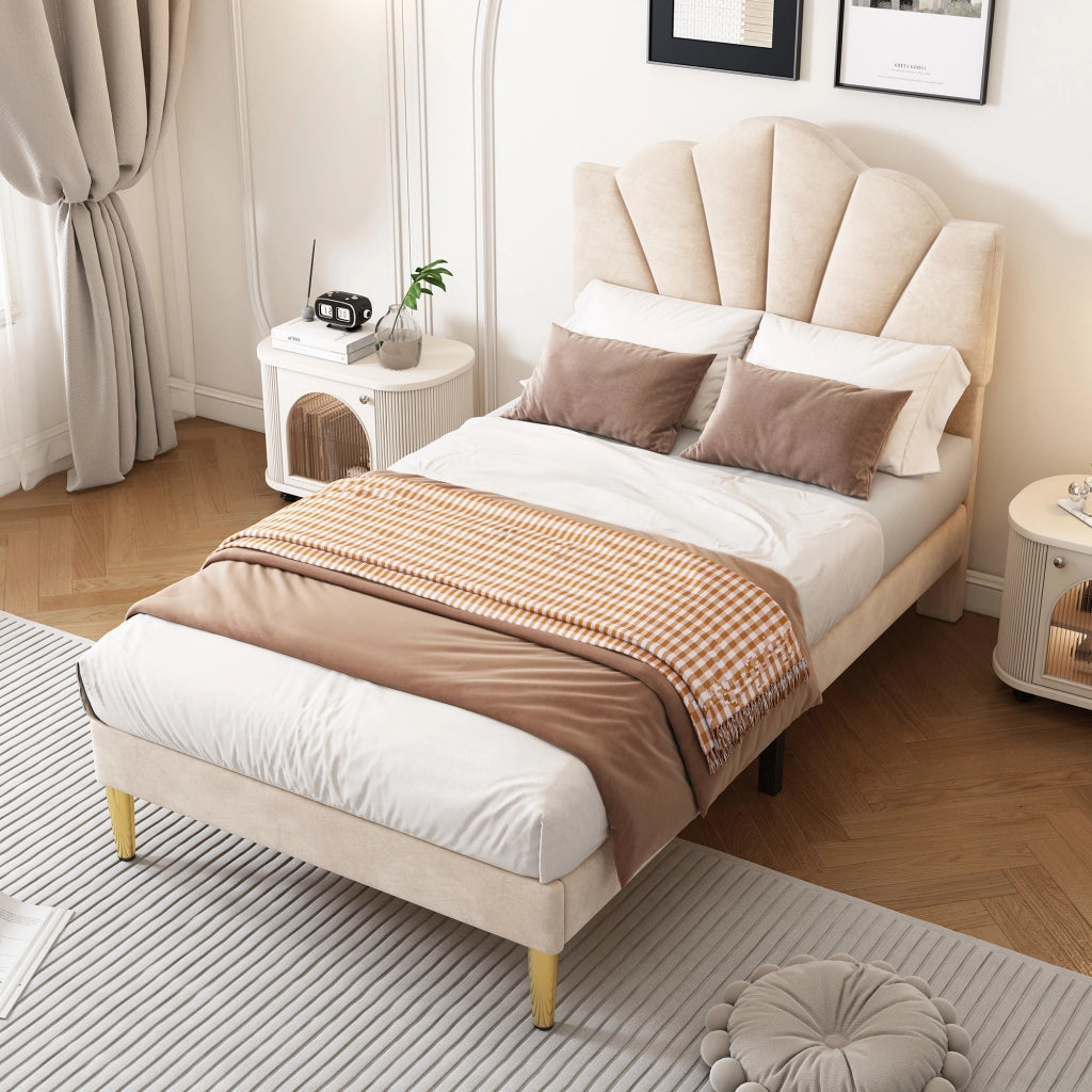 Letto imbottito in velluto beige 90x200 cm con testiera a conchiglia e gambe in ferro dorato