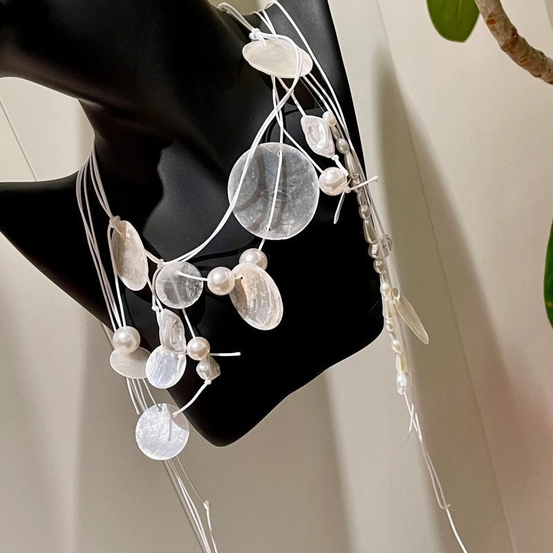 Nuova eterea collana con perle finte a forma di conchiglia bianca