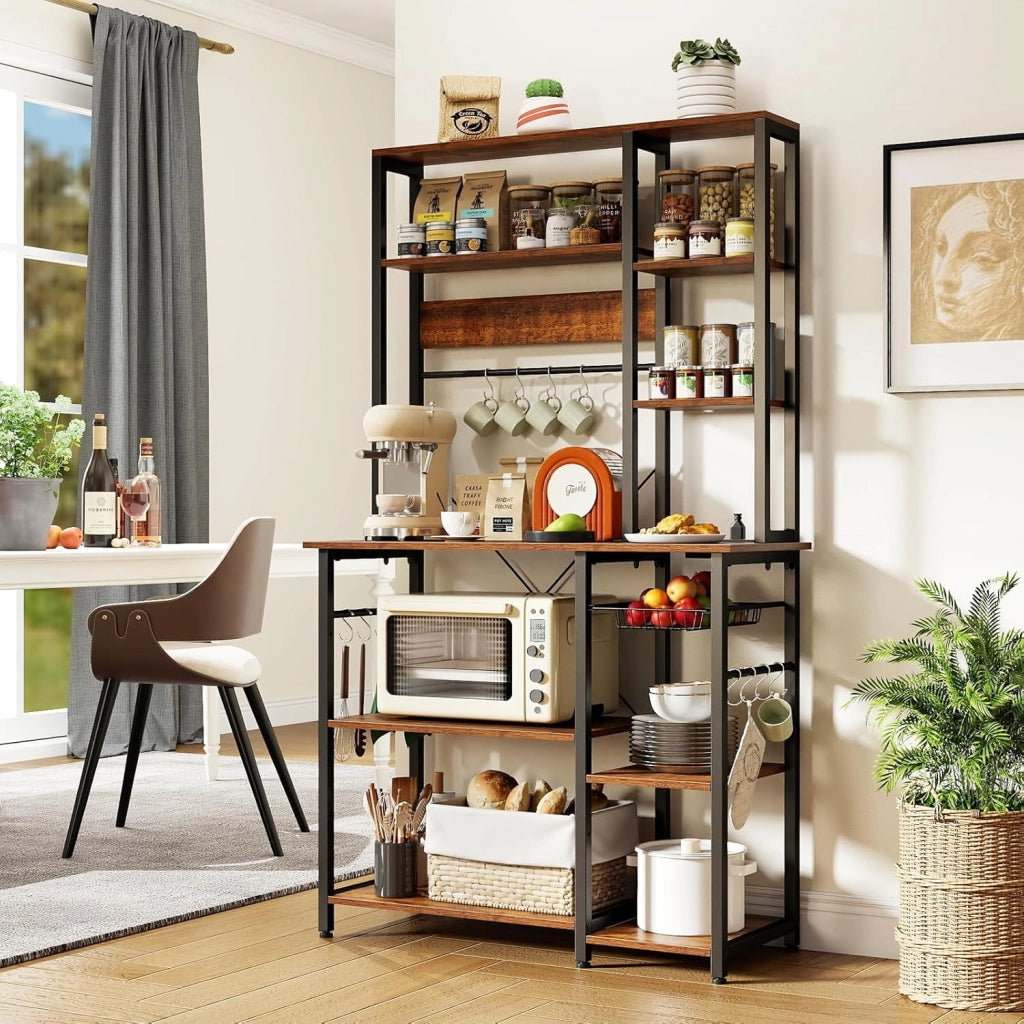 Scaffale da Cucina Salvaspazio, Scaffale a 6 Ripiani per Microonde con Stazione di Ricarica, Ganci a S e Cestino a Rete, Mobile da Cucina per Elettrodomestici, Pentole e Spezie