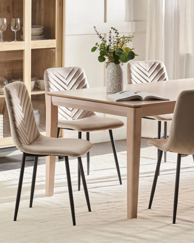 Set di 4 sedie da pranzo in velluto beige gambe in ferro gambe stile elegante