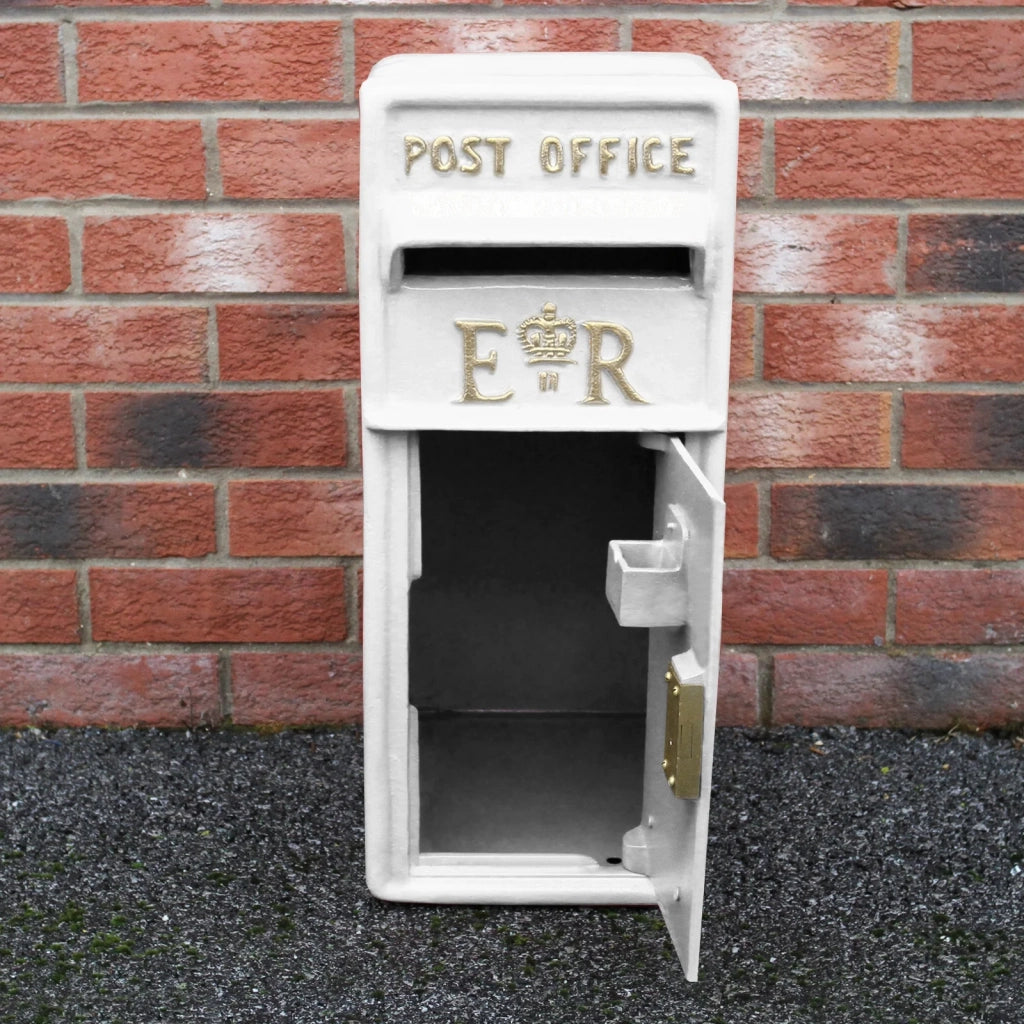 Cassetta Postale per le Lettere in Stile Britannico Inglese in Ghisa da Esterno Bocchetta Lettere Standard UK - con Piedistallo - Bianco
