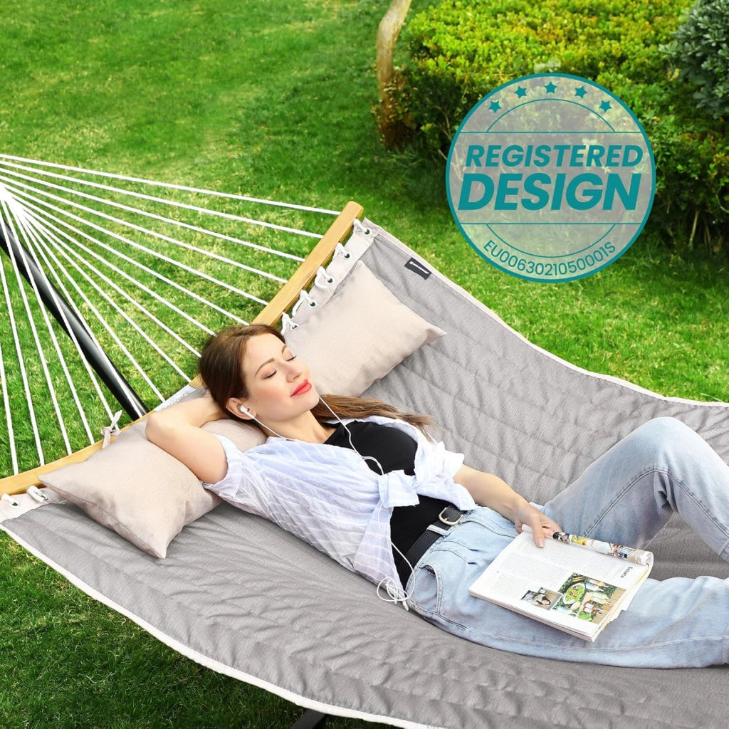 SONGMICS Amaca Doppia Imbottita, Amaca da Campeggio Giardino con Barre Curve in Bambù Separabili, con Cuscino, 200 x 140 cm, Max Portata 225 kg, Grigio e Beige GDC34CG