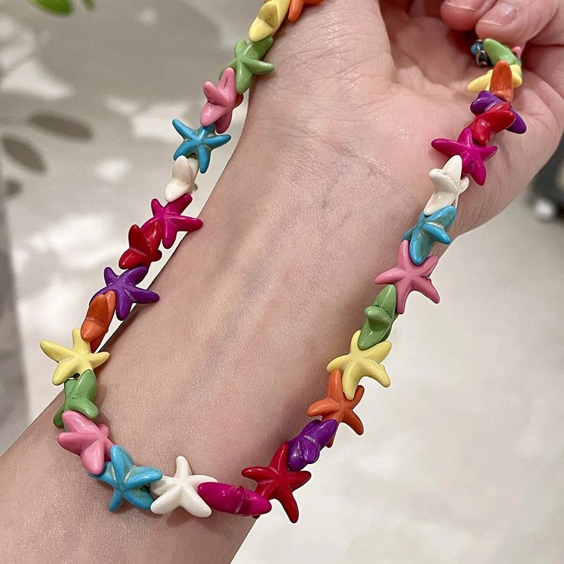 Collana estiva fatta a mano con stelle marine colorate e perline, regalo di Natale o compleanno.