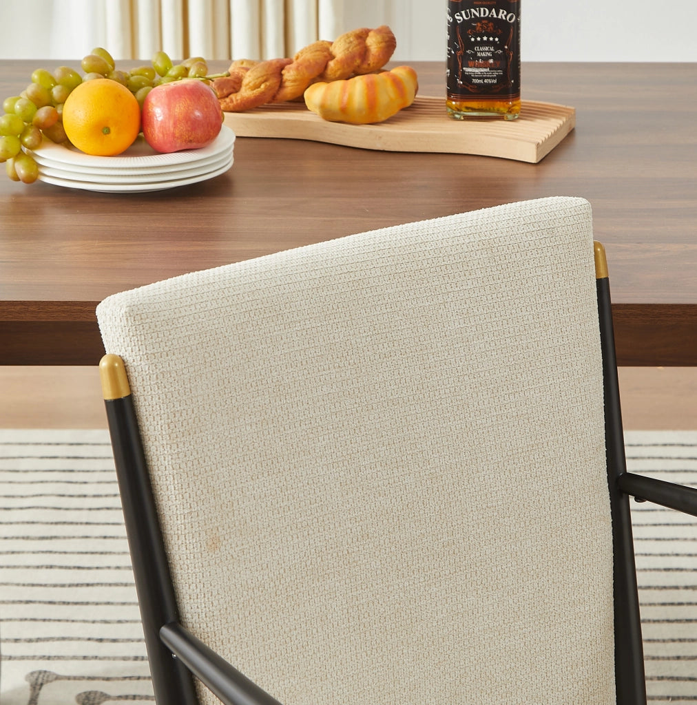 Set di 2 sedie da pranzo con braccioli; tessuto beige; struttura nera con dettagli dorati