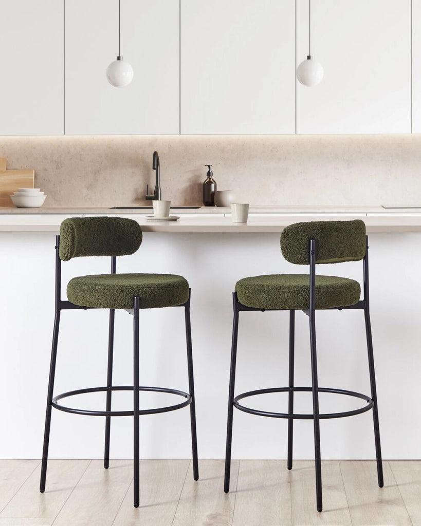 Set di 2 sgabelli da bar Verde Scuro Senza braccioli Gambe in acciaio nero Boucle Design moderno Sedute per la sala da pranzo