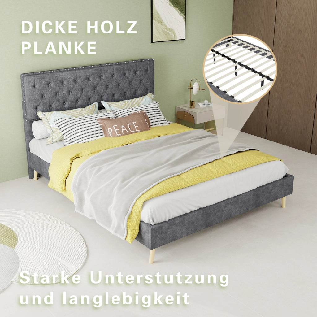 Letto 140 × 200 cm con testiera alta rivestito in velluto grigio con rete a doghe e borchie decorative