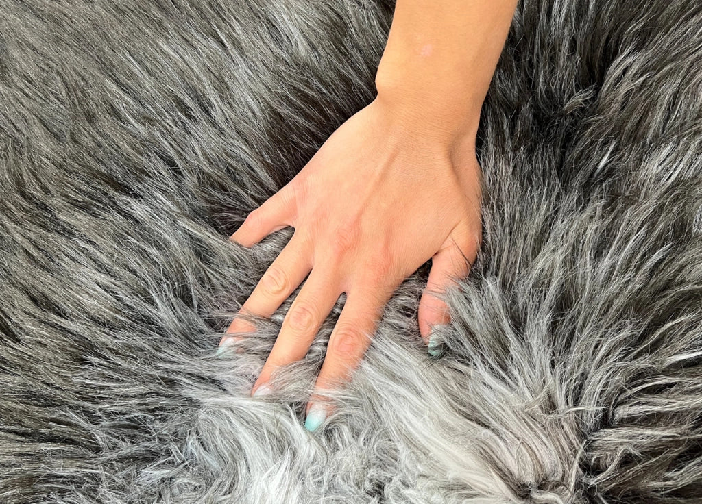 Tappeto Peloso In Pelliccia Ecologica Sagomato Modello Islanda Varie Misure - 130x150cm - Grigio Melange