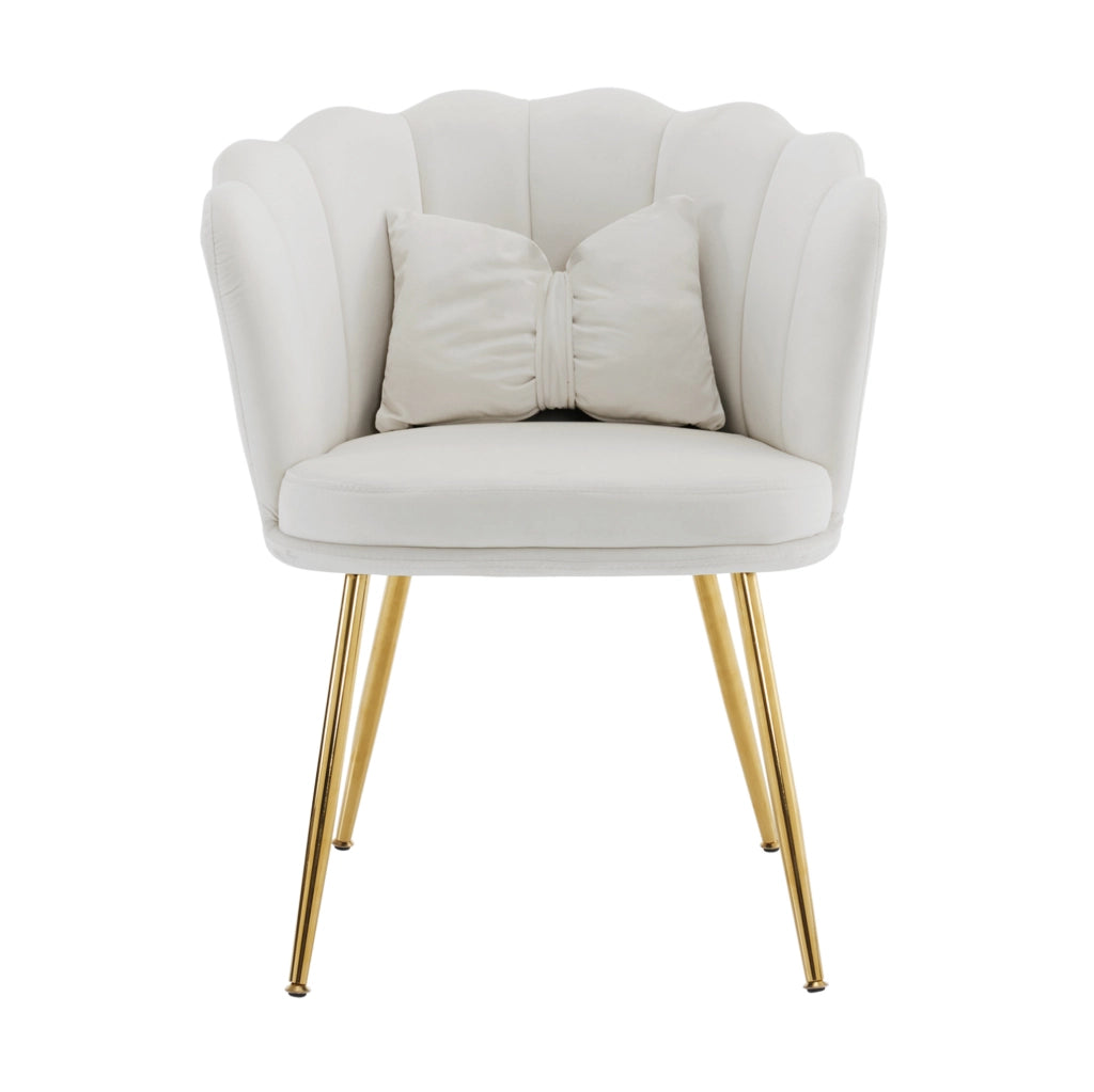 Poltrona moderna in velluto beige con schienale a petalo e cuscino; gambe in metallo dorato