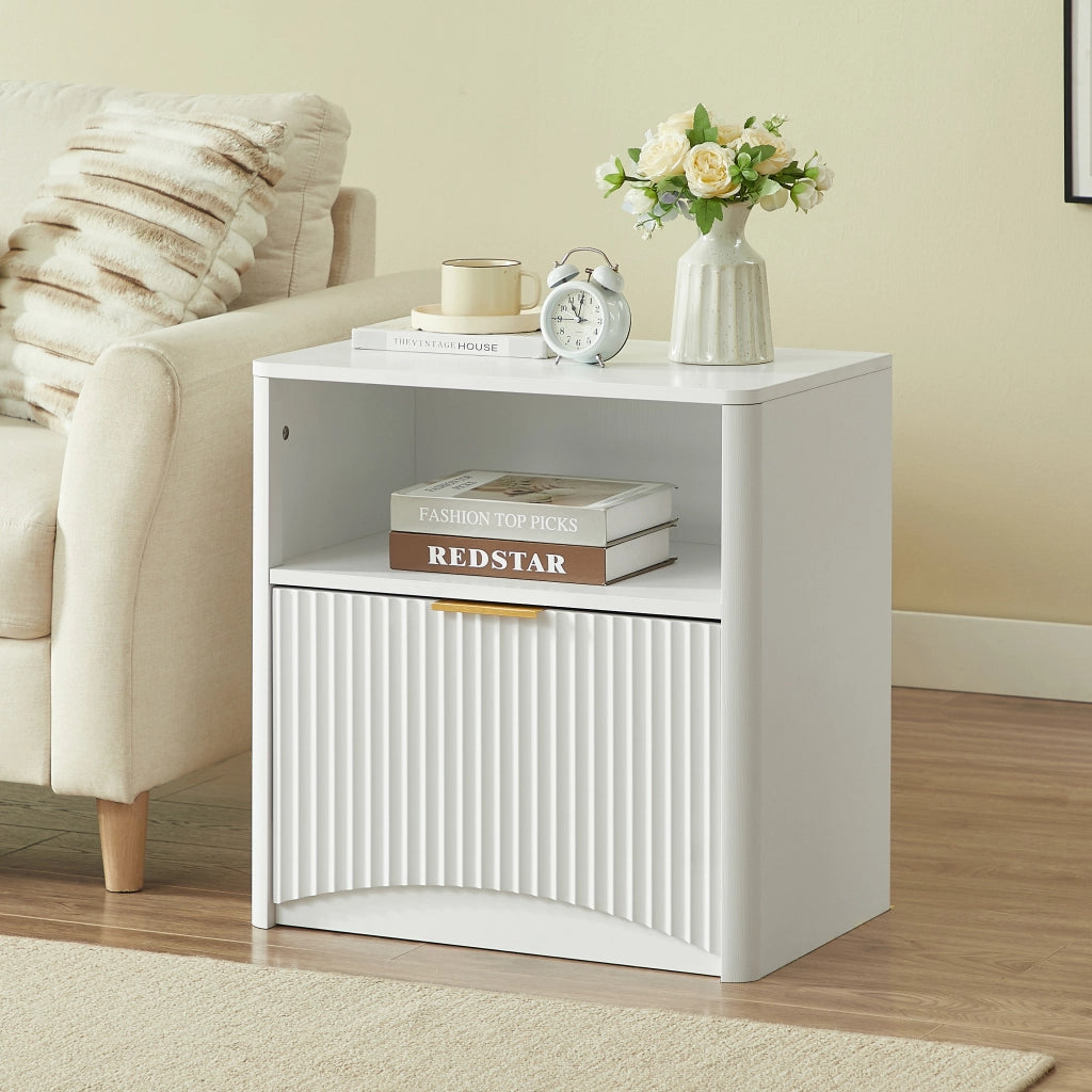 Comodino con 1 cassetto, vano aperto e maniglia dorata, per camera da letto e soggiorno, bianco 58 × 38 × 60 cm