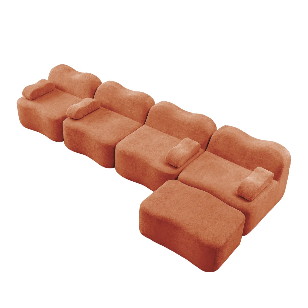 Divano angolare modulare con pouf; forma ondulata e rivestimento in velluto arancione