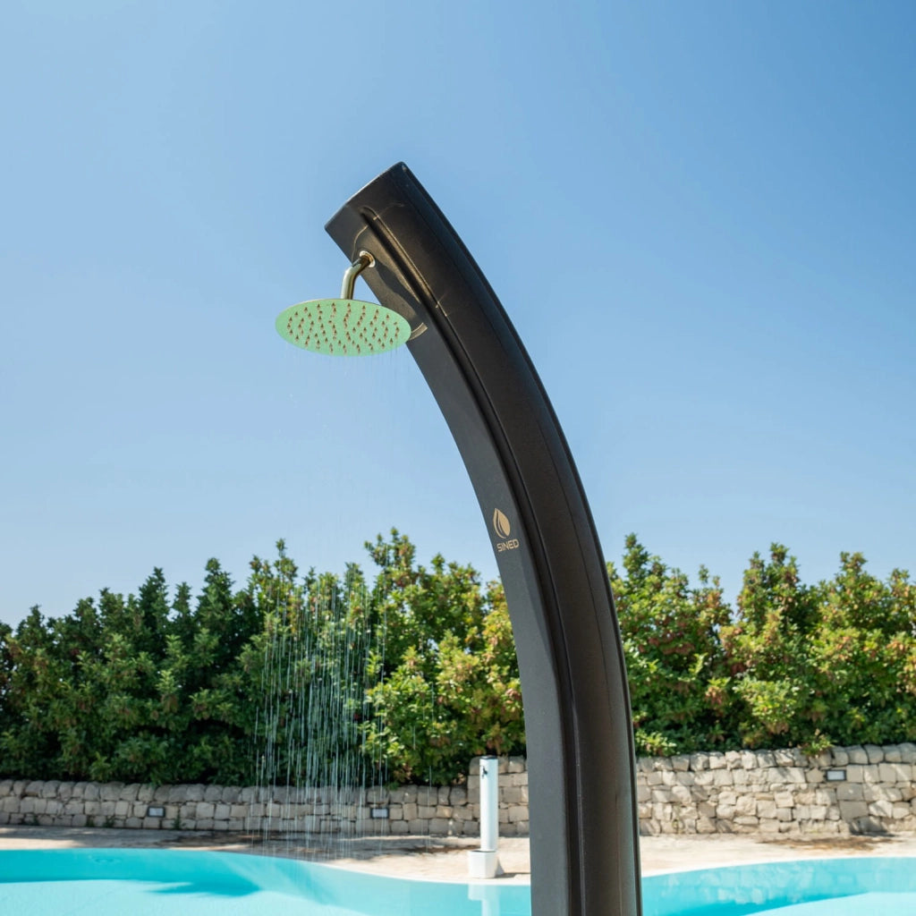 Sined Sole Xxl Doccia Solare Curva In Polietilene Hd Con Rubinetto e Lavapiedi Nero Serbatoio 40l Soffione Rotondo Rubinetto Lavapiedi Accessori In Metallo Colore Oro