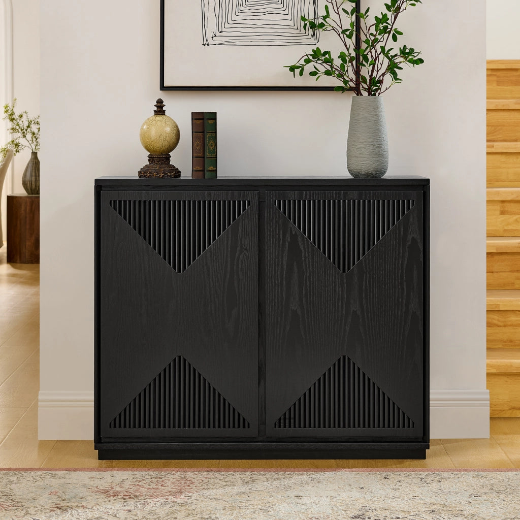Credenza con ante scanalate a V e fori per prese in legno e MDF nero