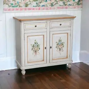 Credenza napoletana in legno bianco anticato decorata filo arancione