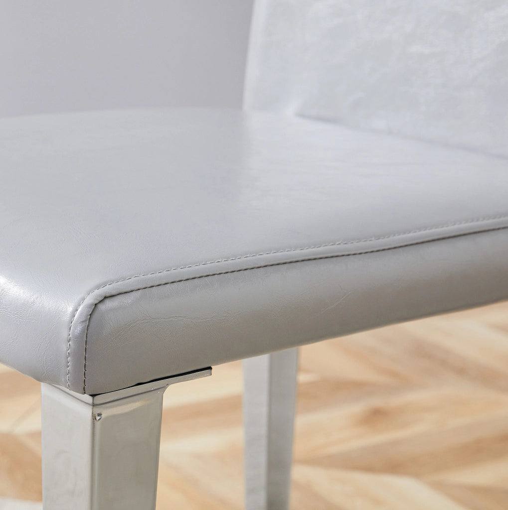 Set di 4 sedie da pranzo moderne in PU grigio chiaro con gambe in metallo argento; 90 cm