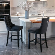 Taburetti da bar con schienale alto e dettagli rivettati, gambe in legno massello, stile mid century, in velluto nero