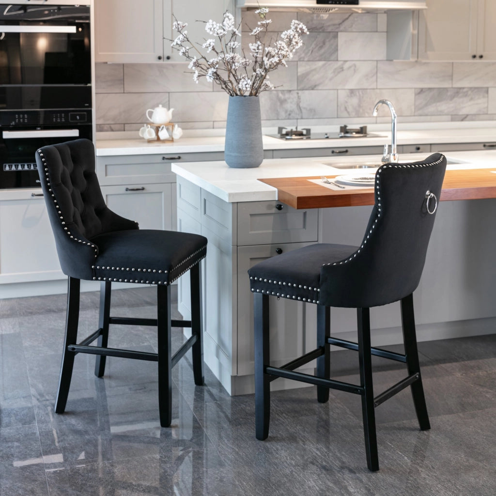 Taburetti da bar con schienale alto e dettagli rivettati, gambe in legno massello, stile mid century, in velluto nero