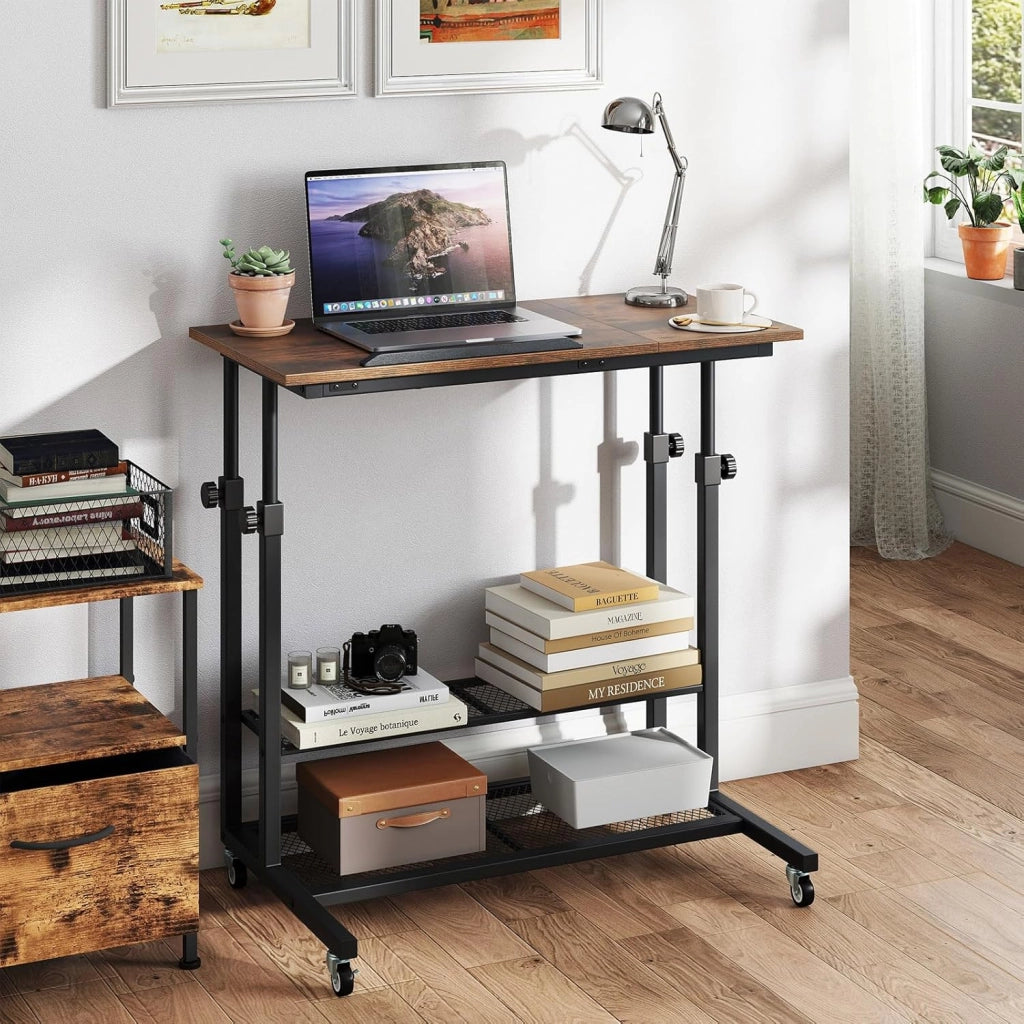 Scrivania per computer 80 x 40 cm con 4 ruote, tavolino ausiliario con piano inclinabile, altezza regolabile 64,5-89 cm, 2 ripiani a griglia, tavolo mobile per soggiorno, camera da letto