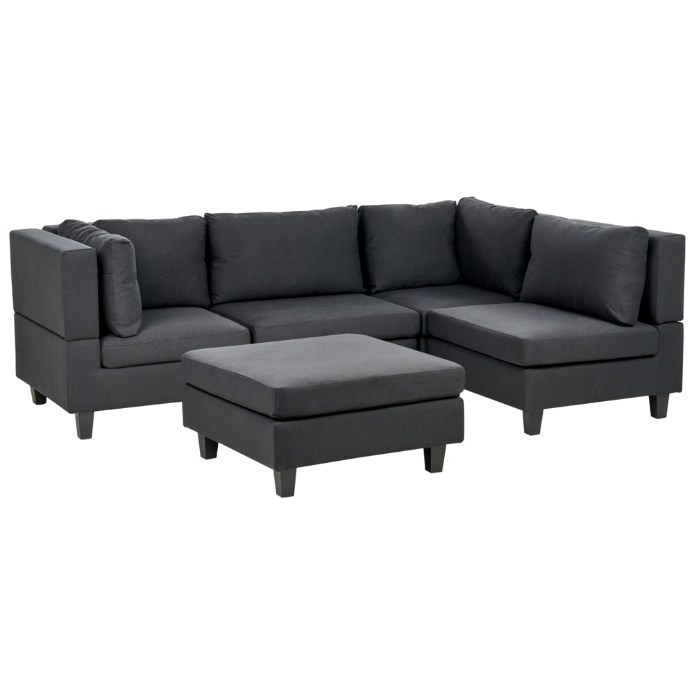 Divano componibile 4 posti imbottito in tessuto nero con gambe nere schienale imbottito lato sinistro con pouf stile moderno
