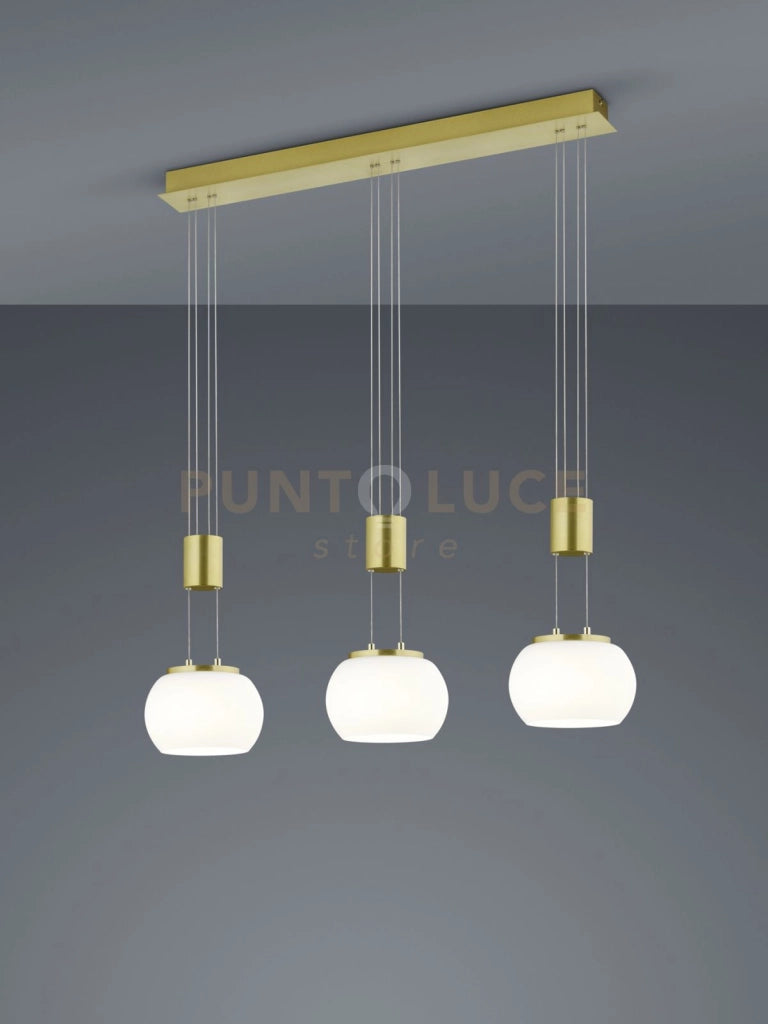 MADISON SOSPENSIONE LED 24W 2700lm, 3000K BARRA METALLO OTTONE E 3 VETRI SFERA BIANCHI CON REGOLAZIONE ALTEZZA CON CONTRAPPESO E DIMMERAZIONE INTENSITA' CON NORMALE INTERRUTTORE A PARETE L. 82CM