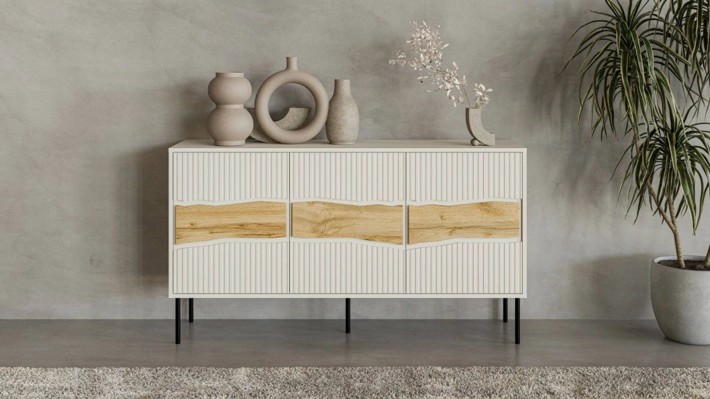 Credenza Saliceto, Madia da salotto con tre ante battenti e vani interni, Rialzata da terra, 144x40 h80 cm, Beige e Rovere Nodi