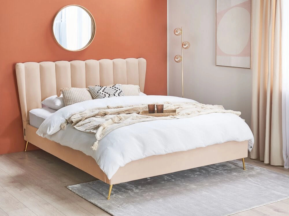 Letto in velluto beige rivestito con gambe in metallo dorato UE Dimensioni doppie 160 x 200 cm con testata con porta USB Camera da letto moderna e glam.