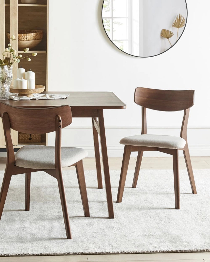Set di 2 sedie da pranzo con seduta in tessuto beige e struttura in legno massiccio marrone retrò senza braccioli