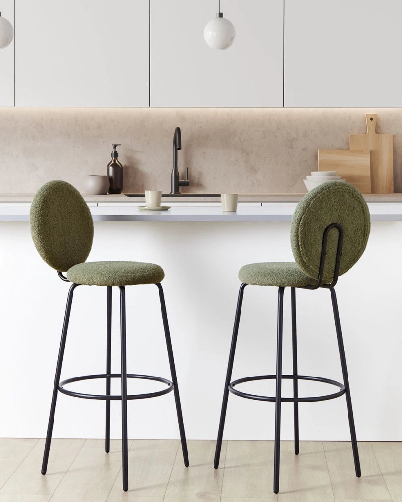 Set di 2 sedie da bar bouclé verde con gambe in acciaio e schienale rotondo soggiorno salotto
