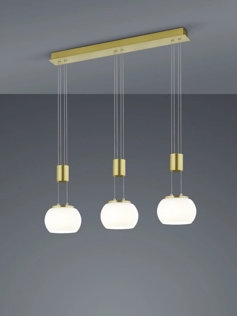 MADISON SOSPENSIONE LED 24W 2700lm, 3000K BARRA METALLO OTTONE E 3 VETRI SFERA BIANCHI CON REGOLAZIONE ALTEZZA CON CONTRAPPESO E DIMMERAZIONE INTENSITA' CON NORMALE INTERRUTTORE A PARETE L. 82CM