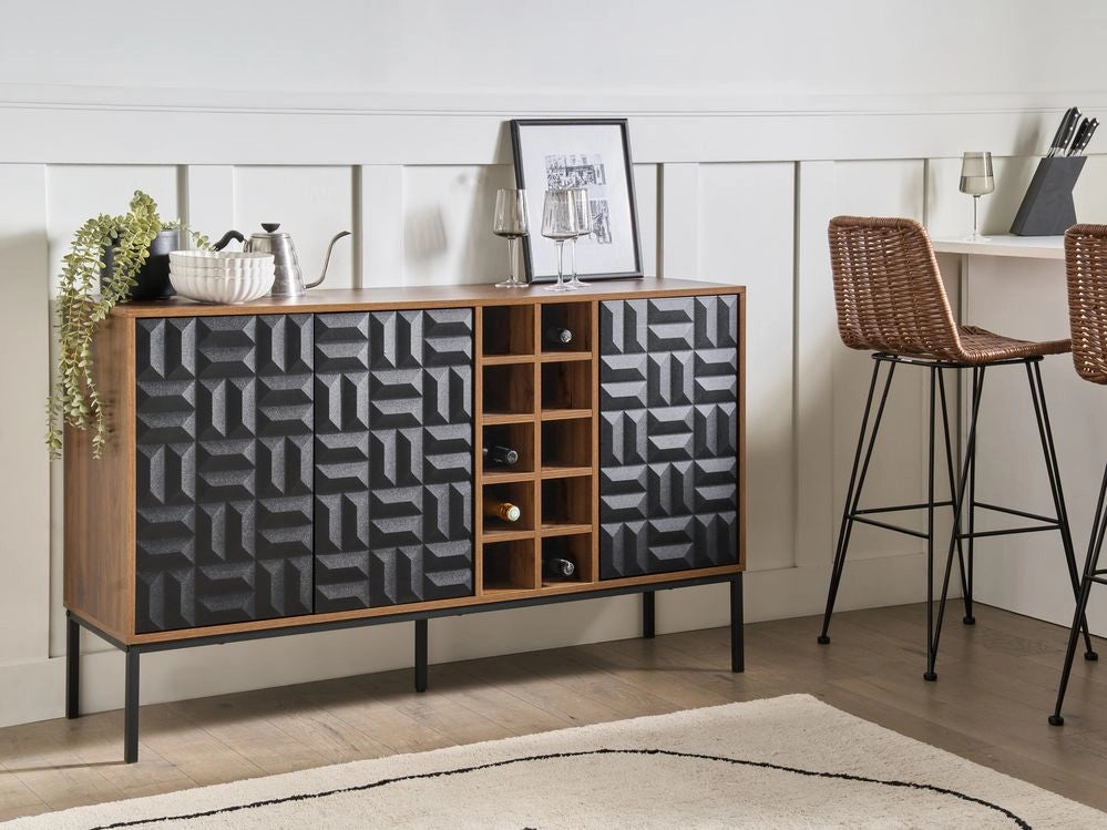 Credenza marrone scuro a 3 ante con ripiano, portabottiglie gambe in metallo MDF motivo geometrico soggiorno