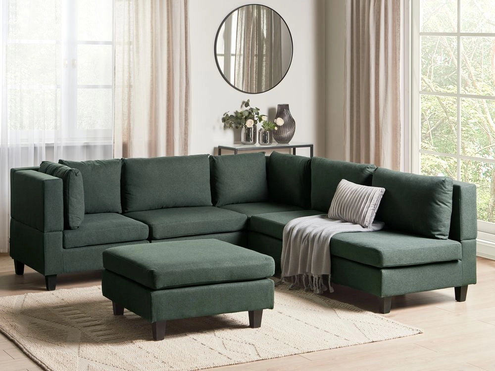 Divano componibile a 5 posti imbottito lato destro in tessuto verde scuro con gambe nere e pouf stile moderno