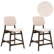 Set di 2 sedie da bar con struttura in legno di gomma marrone scuro e seduta in tessuto bouclé beige senza braccioli design retrò