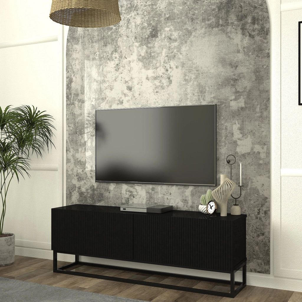 Mobile Porta TV Verpsboga a 2 Ante Decorative e Telaio Lungo in Metallo 135x32x47 cm - Nero [en.casa]