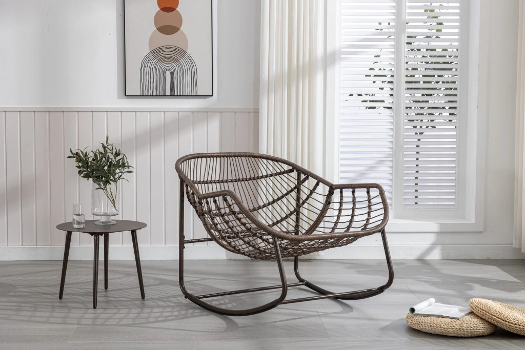 Sedia a dondolo in rattan sintetico con cuscino e telaio in acciaio bianco da esterno per veranda 78 × 106 × 90 cm